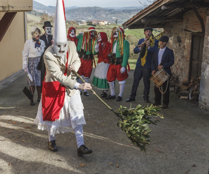 ¡Vuelven los aguinaldeiros! Mazcaradas de San Xuan de Villapañada, el Valledor ya Tormaleo